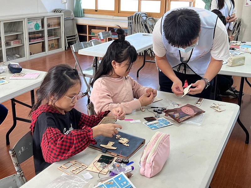 大葉大學藥保系學生教文昌國小的小朋友組裝太陽能車