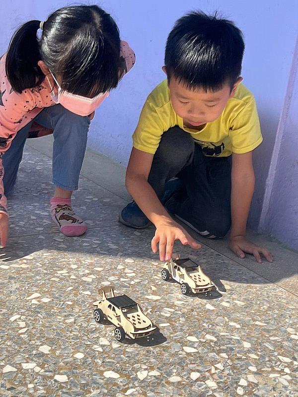 文昌國小學童觀察太陽能車