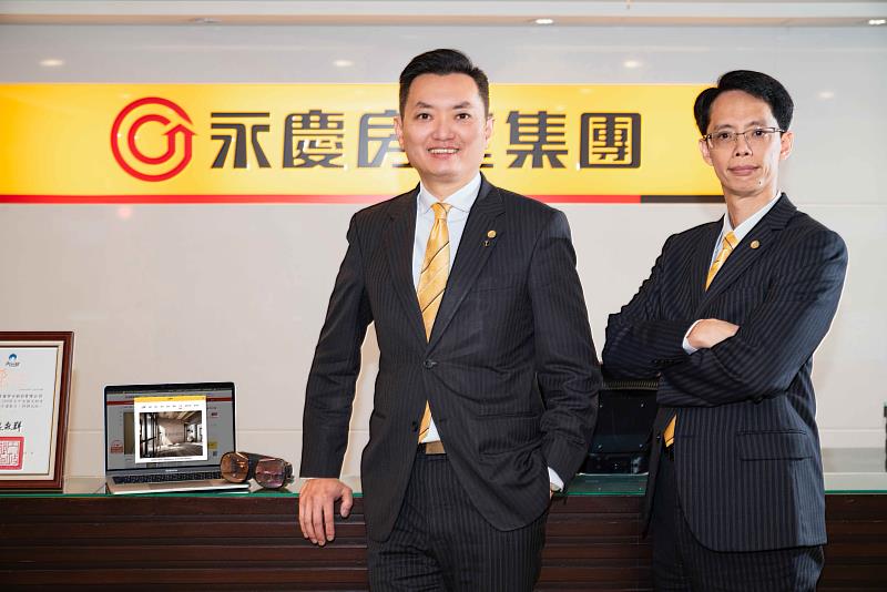 永慶房屋業管部協理陳賜傑(左)表示，永慶房屋未來會持續優化科技服務，提升消費者的購售屋體驗。