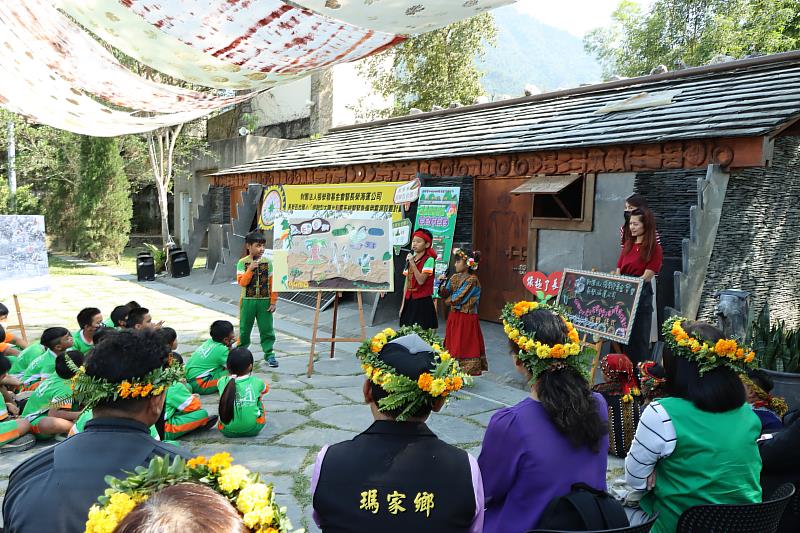 長榮百合國小學生向與會貴賓介紹校園中栽種的原住民傳統食用植物。(張榮發基金會提供)