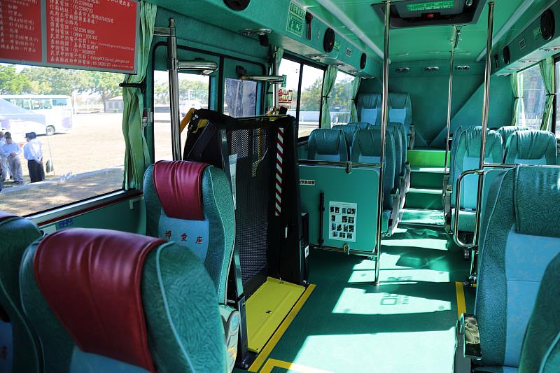 嘉義縣新購10輛「大中巴」幸福公車啟航