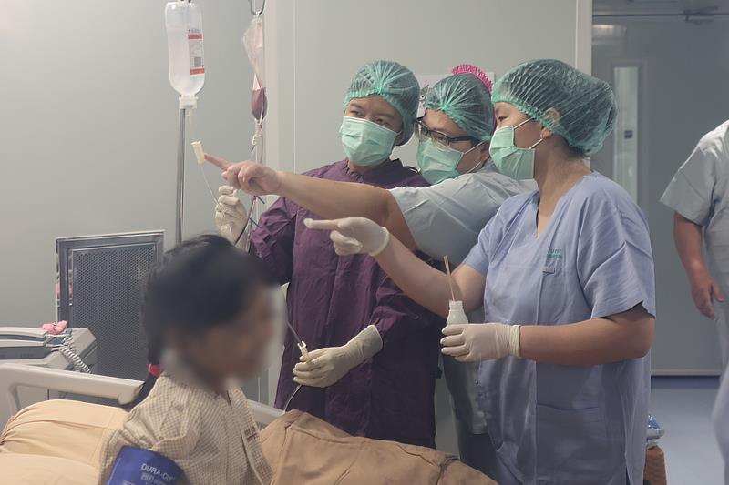 小兒暨骨髓移植病房護理長李依蓉（中），正在與印尼慈院護理團隊進行骨髓輸注前的叮嚀。