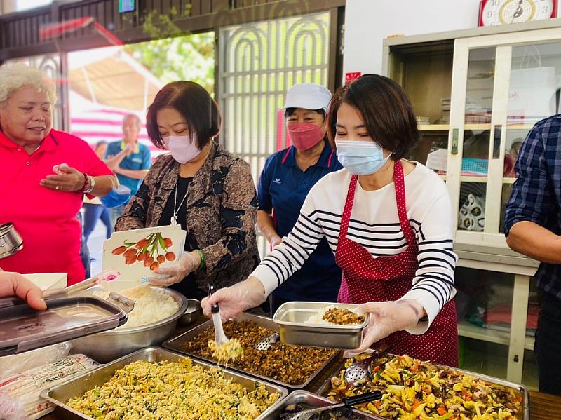 周縣長幫據點長輩打菜_0