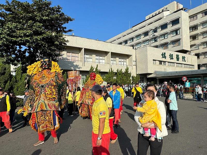 中國醫大校院師生浩浩蕩蕩護送“醫生媽”鑾轎回娘家朝天宮謁祖進香