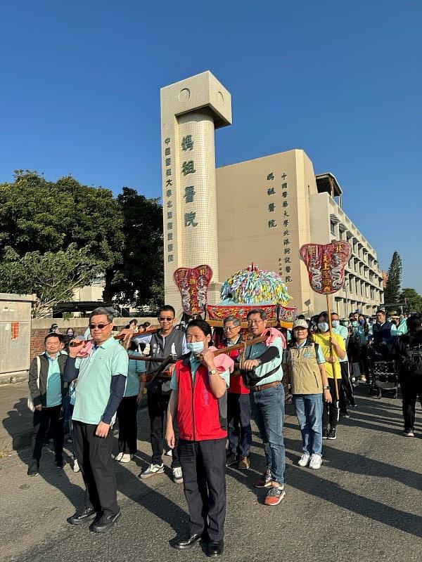 中醫大北港附設醫院“醫生媽”回娘家朝天宮謁祖進香，傳遞孝道慈善的無形力量