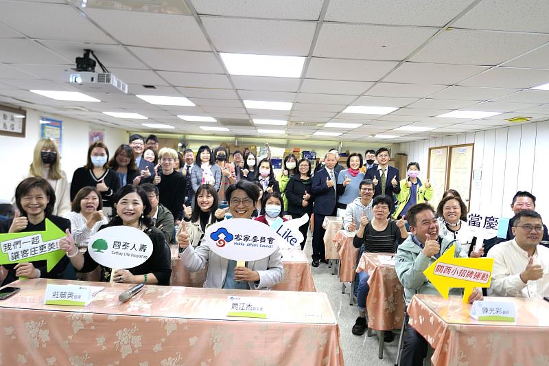 圖4 周副主委與國泰人壽桃竹區莊麗美協理及其同仁、貴賓大合照