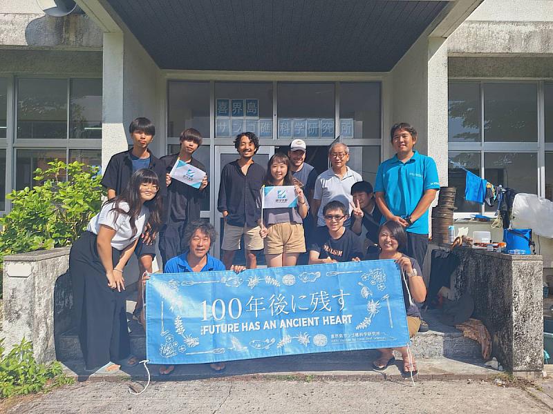 義守大學學子於日本珊瑚礁研究所前合照，攜手共同維護這美麗的海洋世界(照片來源：義守大學提供)。