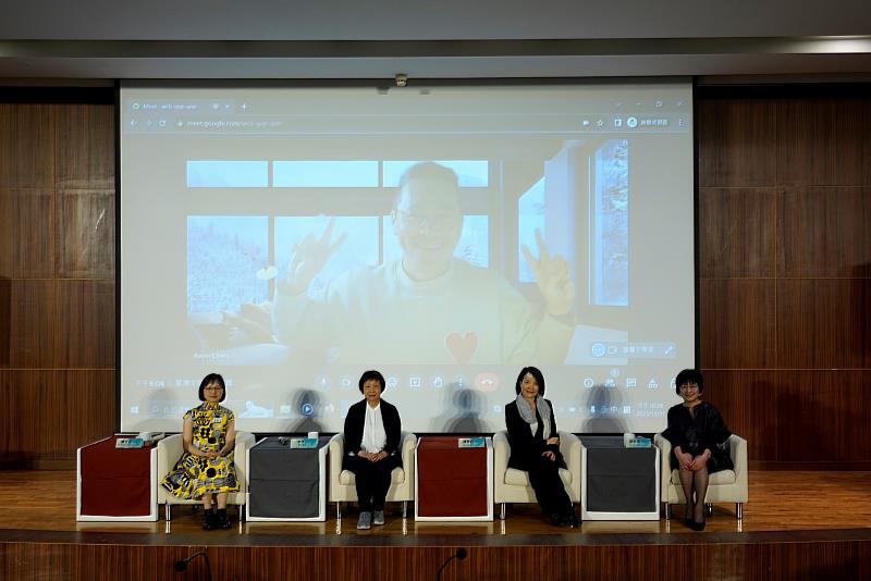華語場由（右起）張淑英主持，陳育虹、李昂、陳文芬、陳思宏（線上）分享臺灣文學與世界思潮的交流與互動。