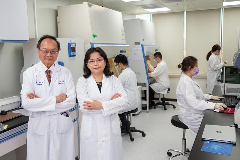 天明製藥詹詠寧董事長(左二)與台北中山醫院天明細胞治療中心負責醫師賴基銘教授(左一)，將就《特管辦法》核准計畫持續收案。