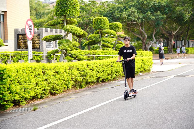 學生騎乘電動滑板車體驗