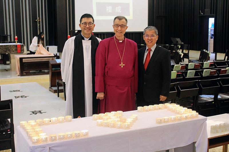 「點燭立願」儀式後，吳興祥校牧（左）、張員榮主教（中）及唐彥博校長（右）合影。