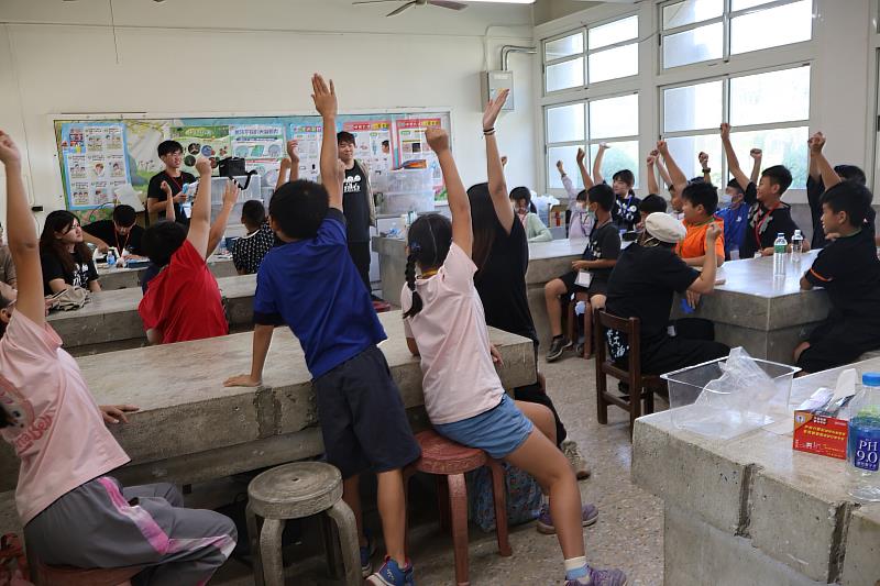 崑山科大學生與國小孩童互動愉快