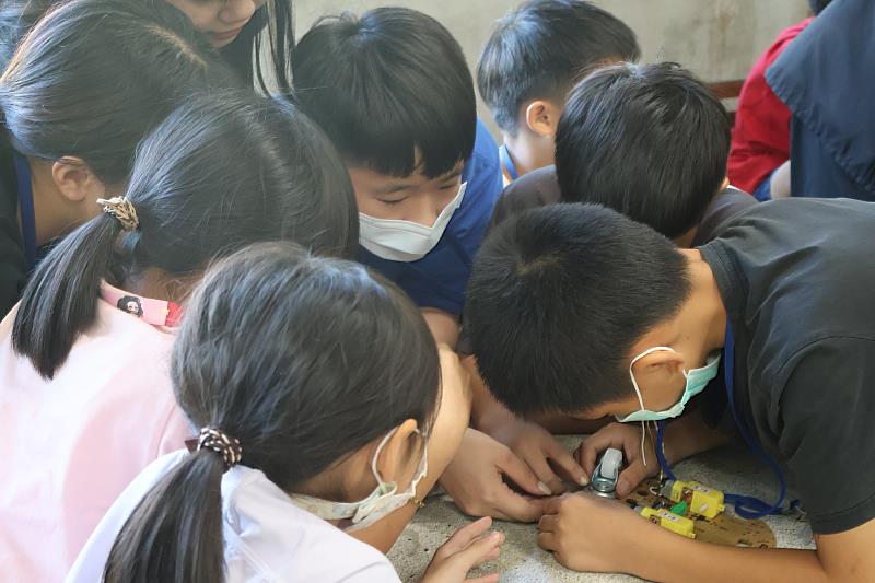 孩童進行電路板焊接活動