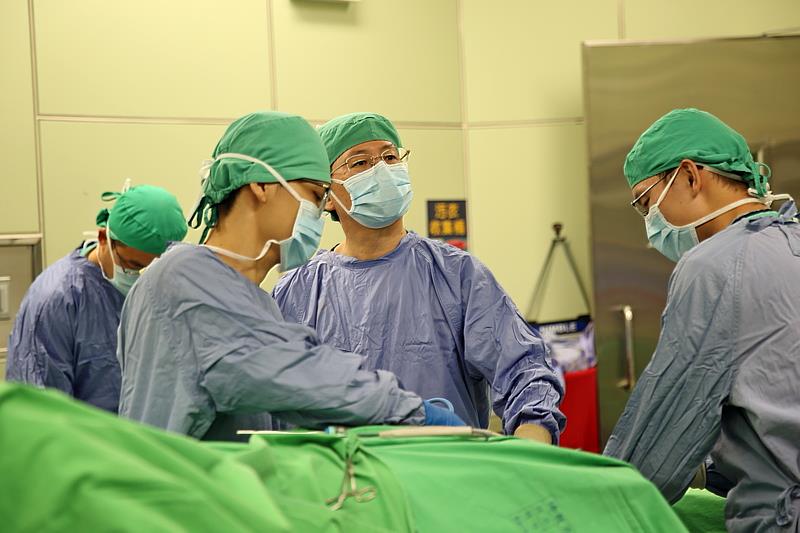 李宏滿教授為膝關節退化病患進行手術。