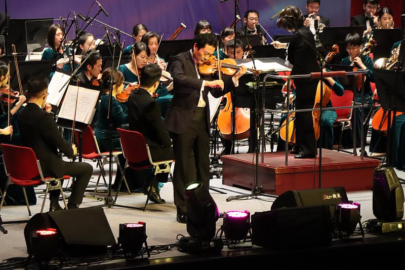 張榮發基金會藝術季邀請國際小提琴家呂思清與長榮交響樂團演出梁祝小提琴協奏曲讓聽眾如癡如醉。