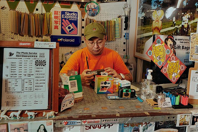 熱愛底片攝影的張簡誌瑋透過底片攝影及課程推廣將底片文化融入大眾的日常。(照片提供|張簡誌瑋)