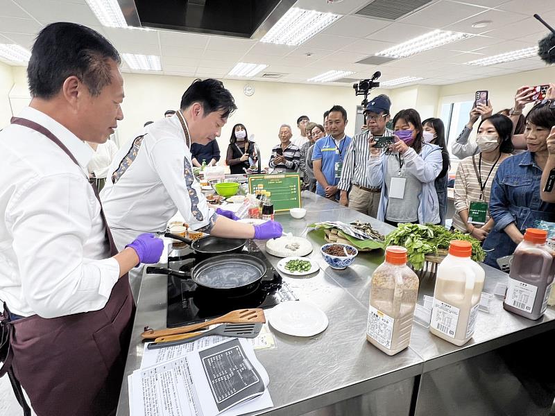 結合在地野菜入菜！觀光學院課程邀台菜王子黃景龍主廚示範料理