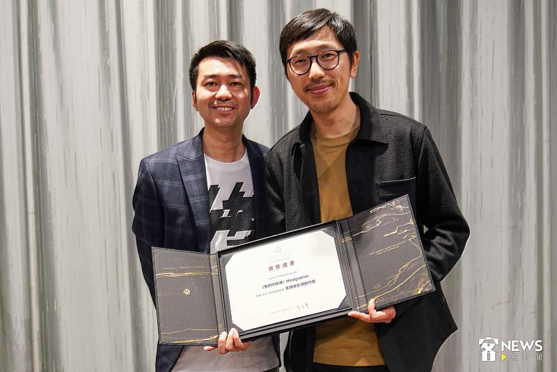 以作品《鬼同你移魂》榮獲台北金馬創投會議「客傳會影視創作獎」的編劇製片曾俊榮（左）與導演伍嘉良（右）。客傳會提供