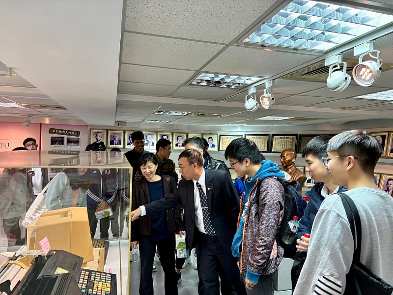 花蓮一信合作社營業部黃政毅經理(前排左二)帶領東華經濟學系師生參訪一信社史館。