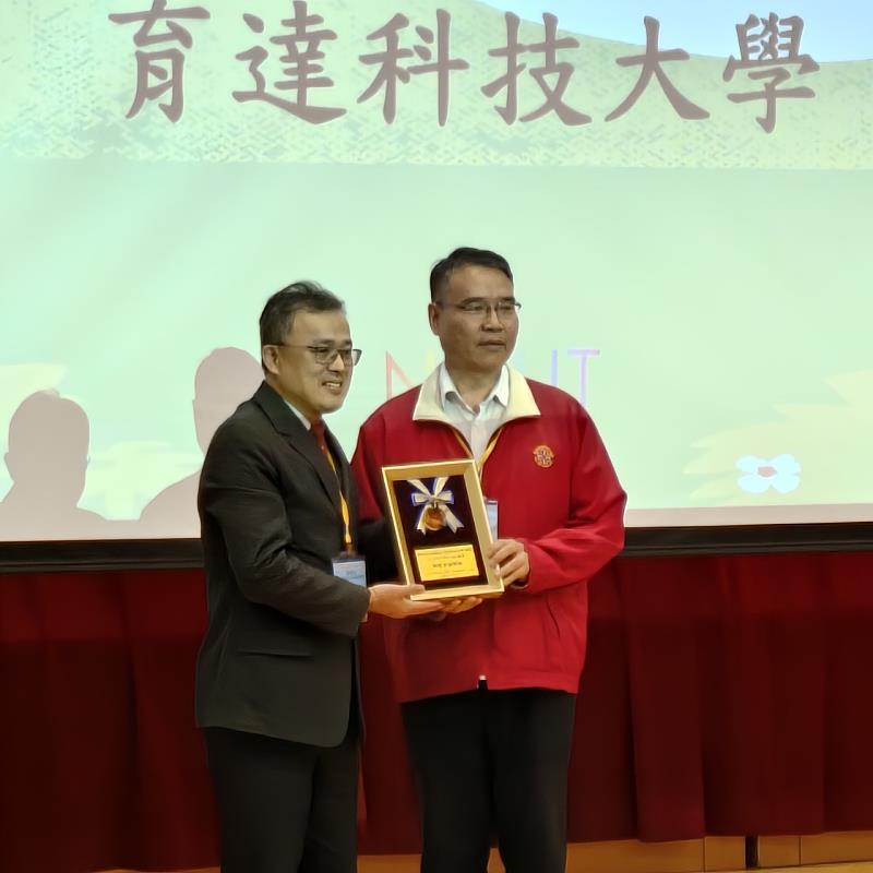 育達科技大學榮獲「112年度中區友善校園-卓越學校獎」,育達科大學務長胡英麟(圖右)代表授獎