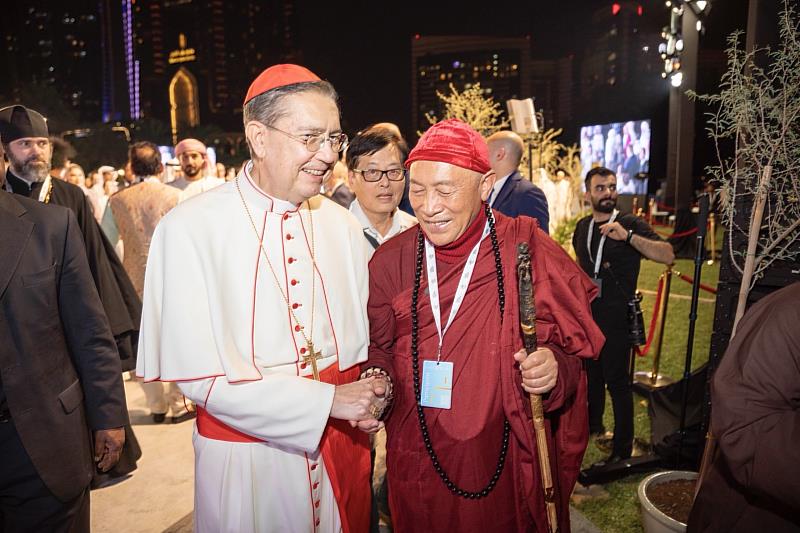 Master Hsin Tao exchanges views with a representative of the Catholic Church, demonstrating a bond of mutual concern for environmental conservation that transcends religious boundaries.