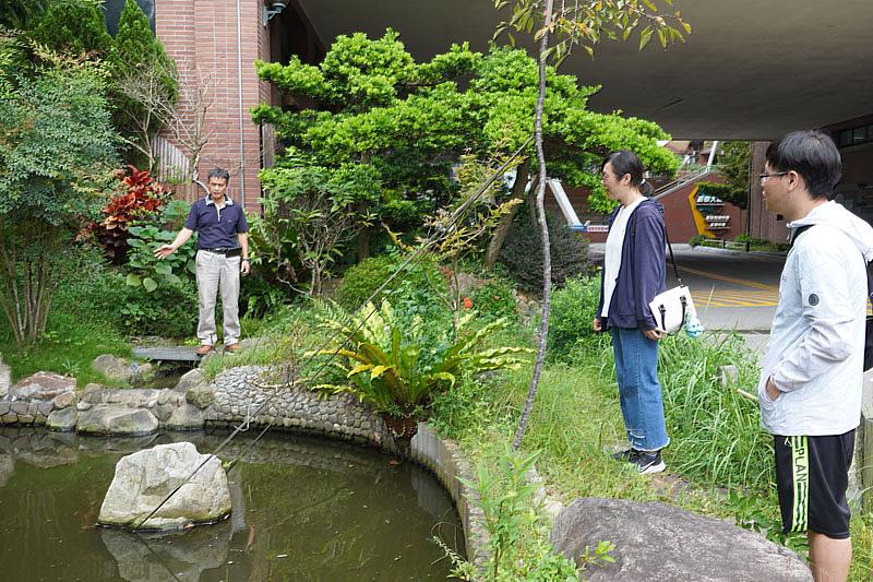 大葉大學環安中心洪月成技士(左)介紹學校將雨水和地下湧泉用於造景