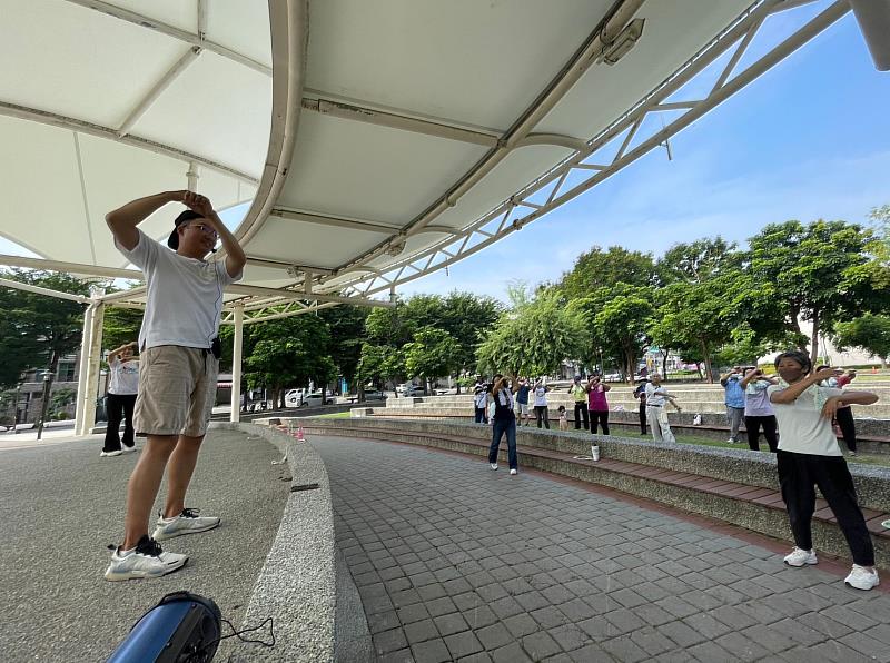 黃彥愷(左)帶領公園民眾進行健康促進活動