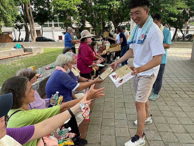 黃彥愷帶領公園民眾進行健康促進活動並發送贈品