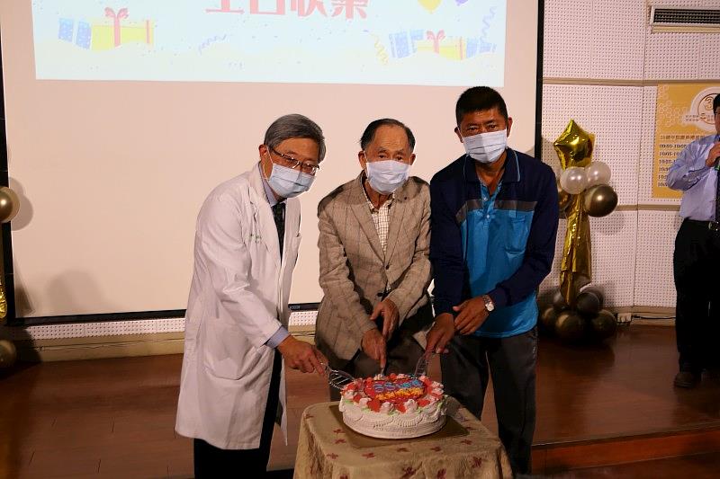 吳錫金院長偕本校董事陳榮宗與病友一同切蛋糕慶祝