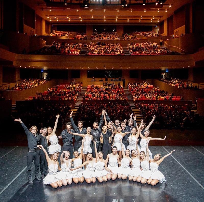 法國普雷祖卡芭蕾舞團《天鵝湖》全體舞者與臺灣觀眾合影留念攝影：HawaiKi Photo哈瓦基影像通訊社