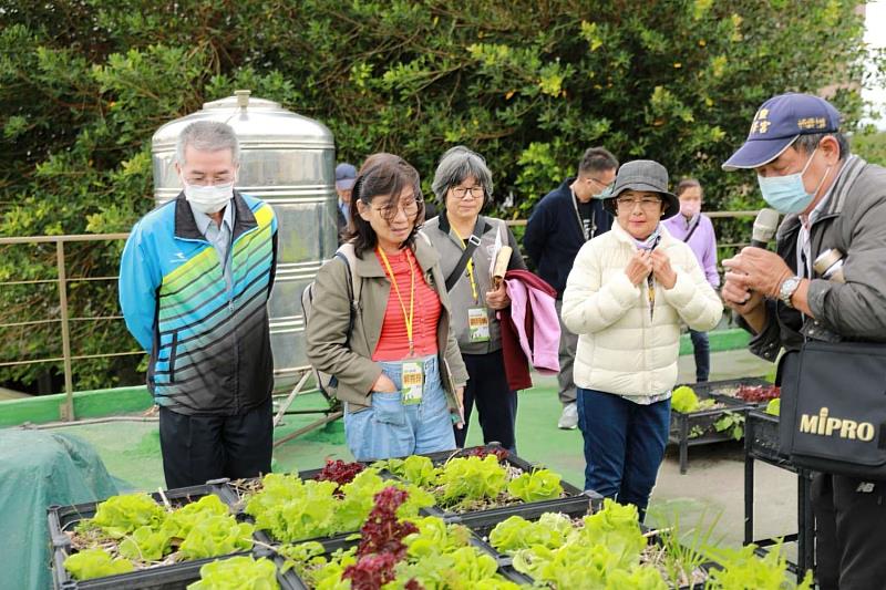 蔡松根里長(右1)向審查委員介紹舊港里集會所綠屋頂成果_環保局林玉焜秘書(左1)陪同