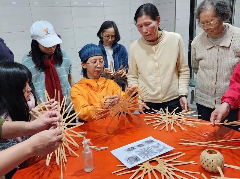 馬祖語合作方案團隊用馬祖語帶領學員體驗先人竹編手藝