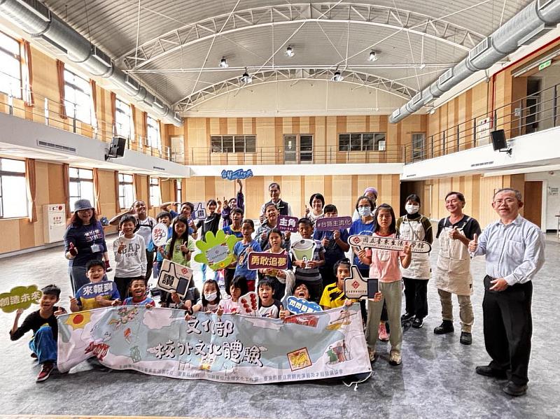 江愚館長(中)歡迎電光國小師生蒞臨本館體驗東部工藝、東部雅石、富岡漁港攝影展覽及台語友善空間