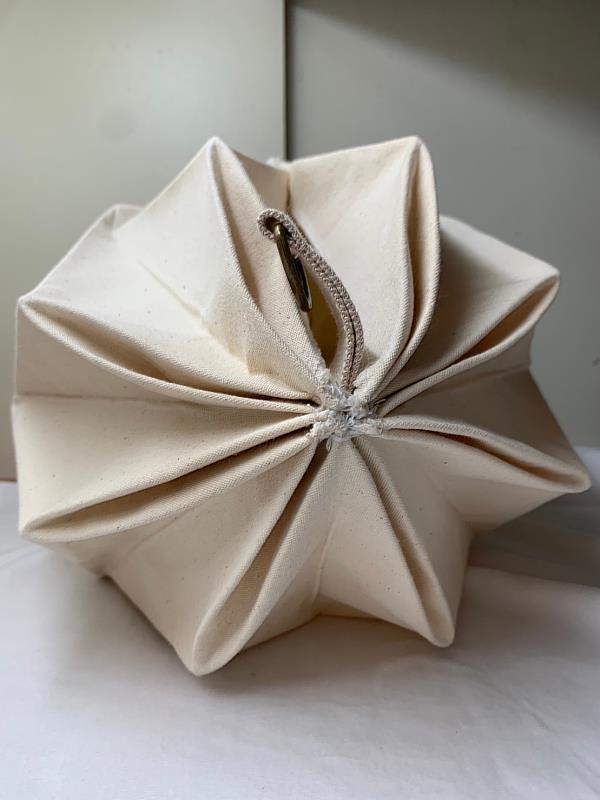 作品「Pēng Pēng」由黃涵郁創作，她選擇「棉花」為發展二十禮設計的對象物