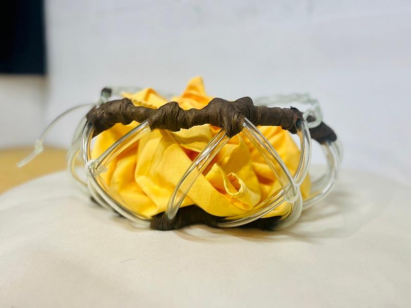 由黎宥妘創作「螺」，利用透明軟水管來製作螺線，再以粗鐵絲來加固作品。