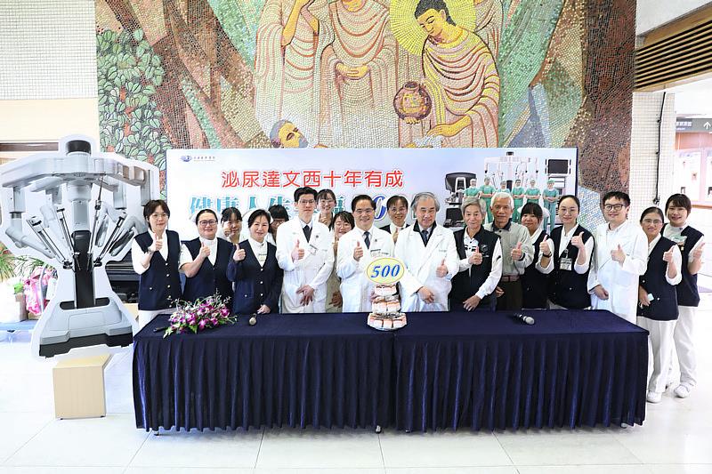 花蓮慈濟醫院11月23日分享泌尿部達文西微創手術打造「健康人生幸福500例」成果。