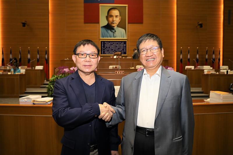 新竹縣長楊文科(右)向議長張鎮榮握手致謝