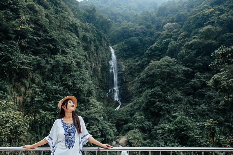 健身女神丁小羽化身旅遊達人 親訪觀音瀑布步道-1