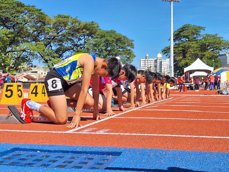 112年屏東盃全國中小學田徑賽即日起至25日連三天於在屏東縣立田徑場熱烈展開。