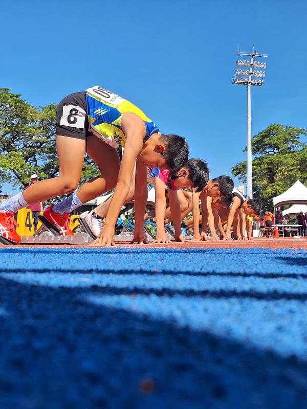 112年屏東盃全國中小學田徑賽即日起至25日連三天於在屏東縣立田徑場熱烈展開。