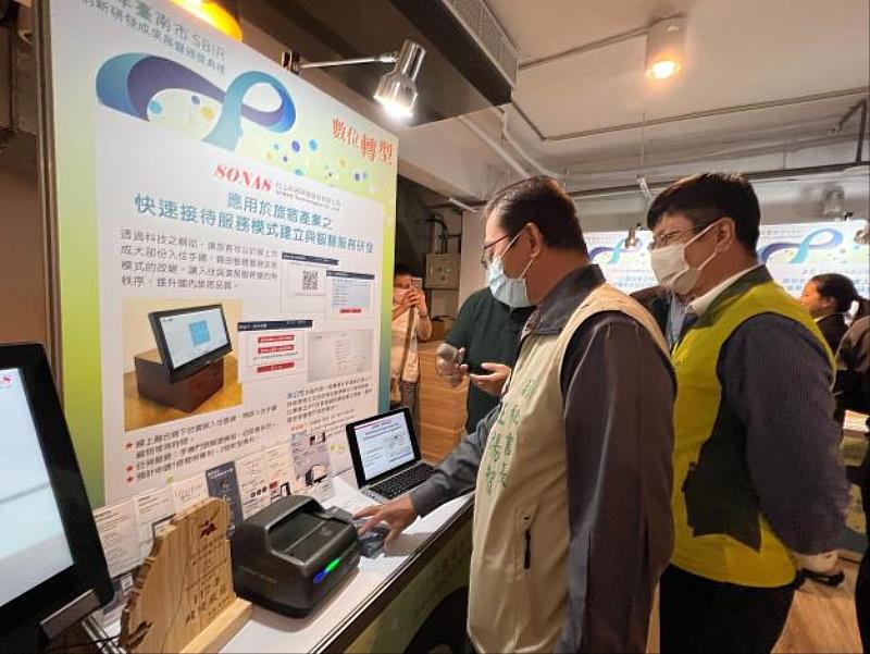 SBIR績優廠商介紹產品。