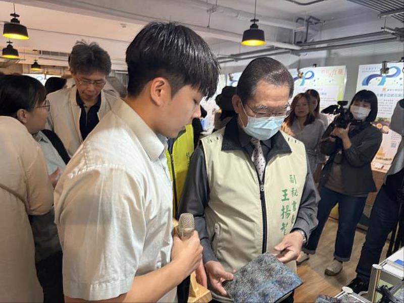 SBIR績優廠商介紹產品。