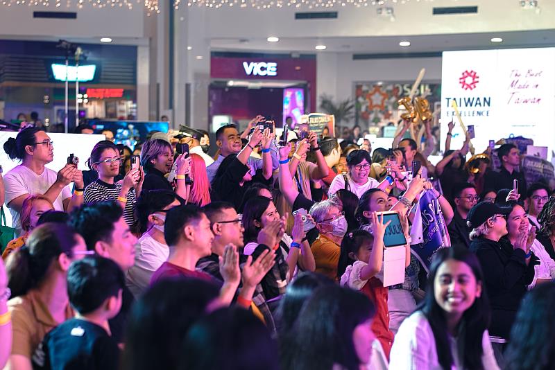 百萬人聽見台灣精品之歌總決賽「Your Song of Excellence」於11月18日在馬尼拉Market! Market! 大型購物商場登場，民眾到場支持自己喜愛的選手。(貿協提供)