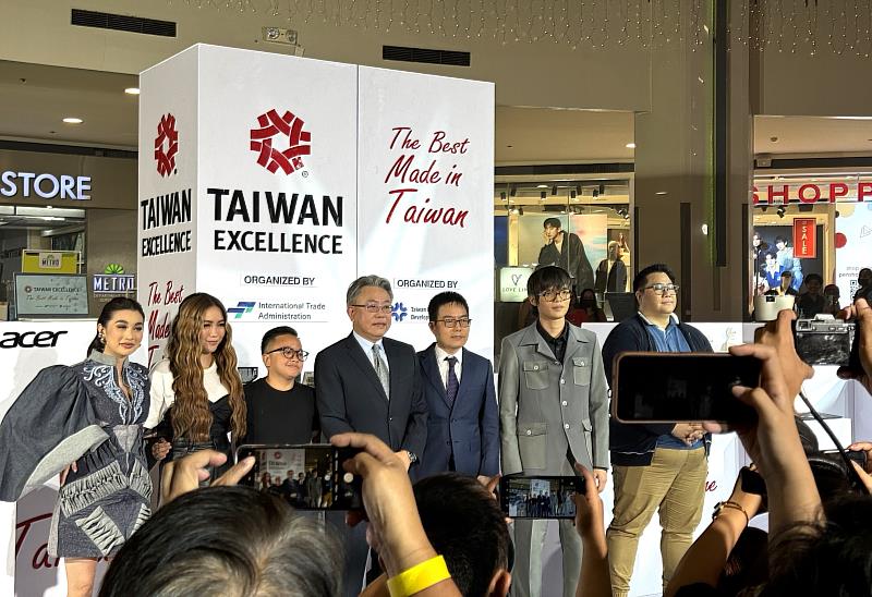 駐菲律賓代表處公使楊登仕（左4）與馬尼拉台貿中心主任賴榮春（左5）和四位明星評審於賽前記者會合影。(貿協提供)