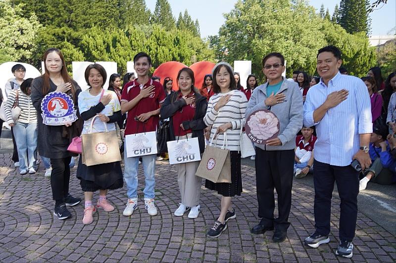 圖／華大觀光學院與菲律賓曼努埃爾·恩維爾加大學基金會，國際酒店與觀光管理學院同為APIEM協會成員。