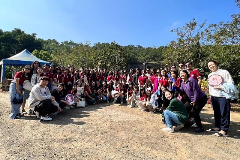 圖／菲律賓學生們到佳信茶花園，了解華大師生落實USR計畫，活化及復育茶花園的成果。