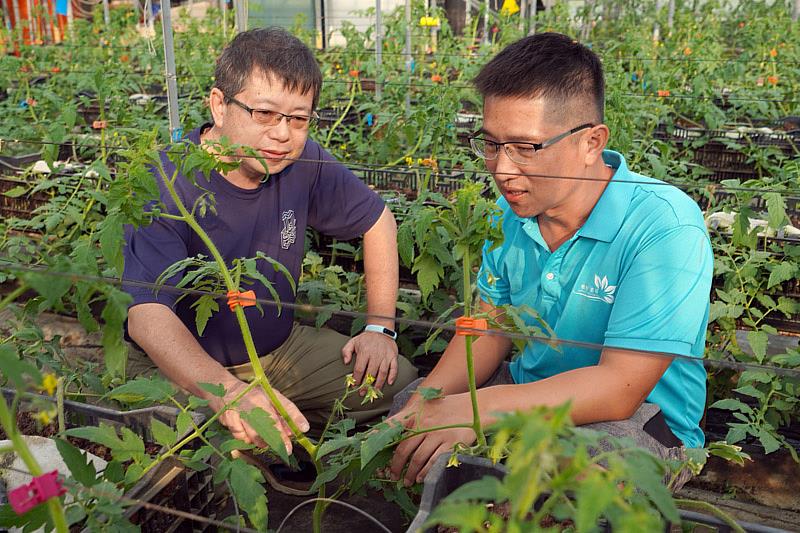 黃衍勳(右)向大葉大學的恩師張雲祥老師(左)介紹農場