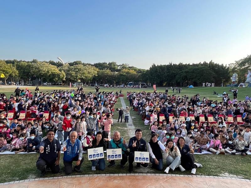 現場觀眾熱情地與演員及貴賓合照