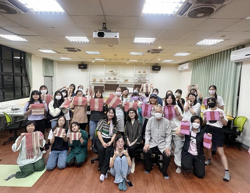 圖3 賽德克織布工作坊,學生體驗用地機織布