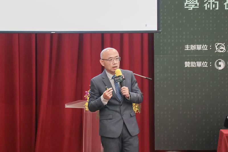 中華電信研究院前瞻科技研究所所長汪世昌向在場師生介紹AI 2.0的各式應用。（世新大學提供）